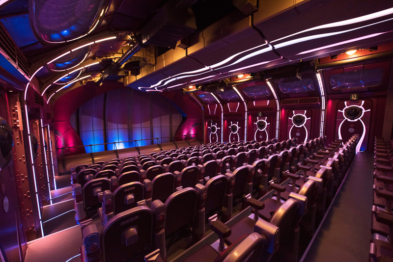 「シーライダー」の内部の様子。正面、サイド、天井には外を見るためのモニターを設置（写真提供：オリエンタルランド）