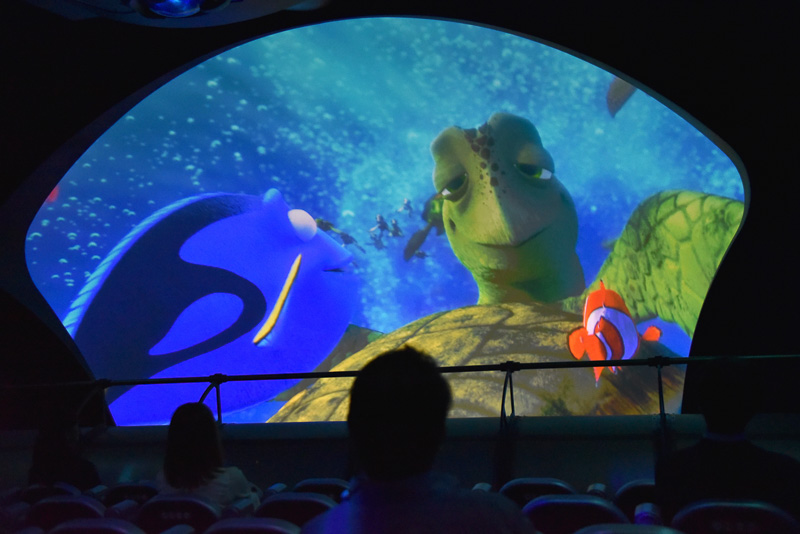 クラッシュと一緒に海流に飛び込み、サーファー気分を満喫！