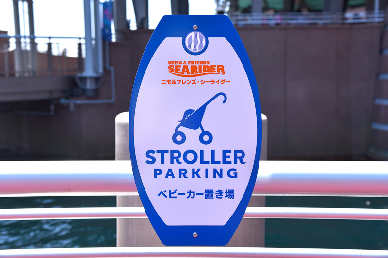 ベビーカー置き場のサインには、ベビーカーの中からタコ足がチラリと見え隠れ