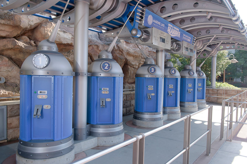 「ディズニー・ファストパス」の発券所。目印はアトラクションのロゴが描かれた大きなバナー（写真提供：株式会社オリエンタルランド）