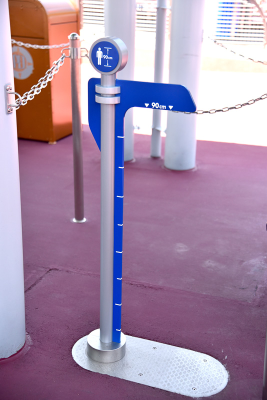 エントランスには身長を確認するための測定場所がある