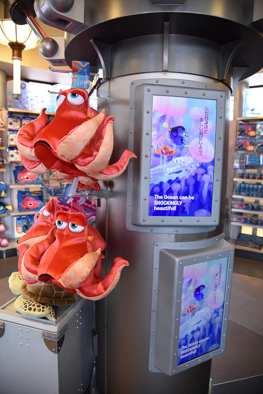 ショップの中央にはモニターがあり、海洋生物や研究所のポスターなどが映し出される