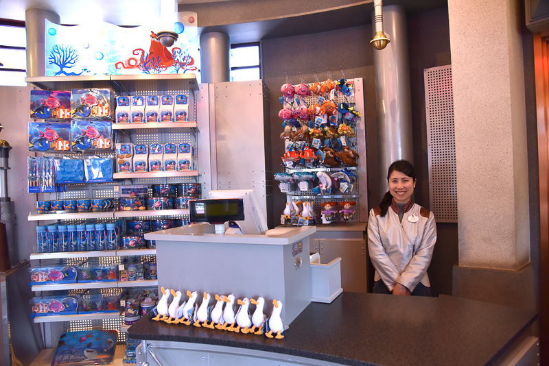 キャストの素敵な笑顔とともにお会計。レジまわりのデコレーションもかわいいのでチェック！