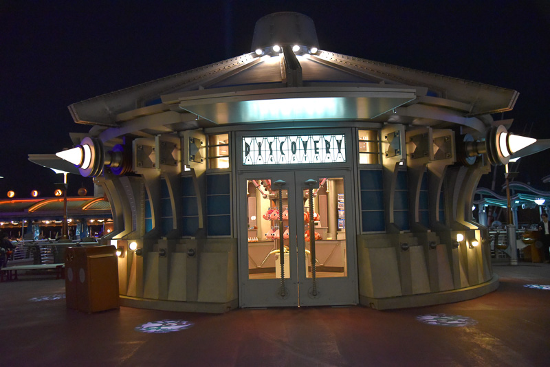 夕方以降は入口周辺に海洋生物のシルエットが映し出される。日没後にも訪れてみては