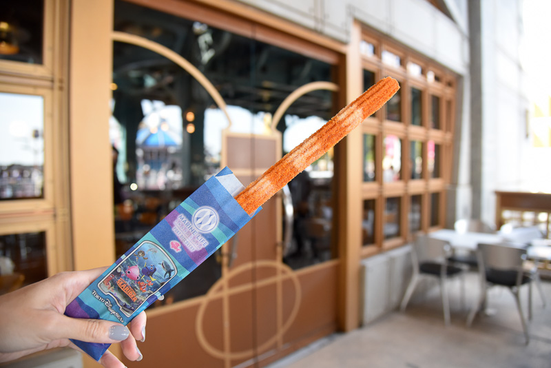 縞模様がポイントの「ニモ＆フレンズ・チュロス（オレンジ）」（350円）