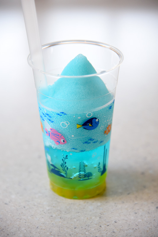 華やかなブルーが涼しげな「ディープシー（パイナップルスムージー）」（400円）