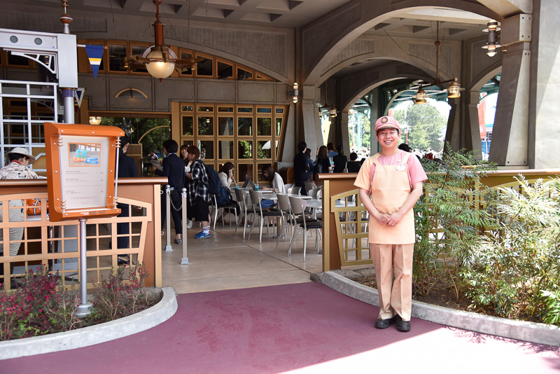 「ニモ＆フレンズ・チュロス（オレンジ）」（350円）と「ディープシー（パイナップルスムージー）」（400円）を味わえる「ホライズンベイ・レストラン」のテラス席