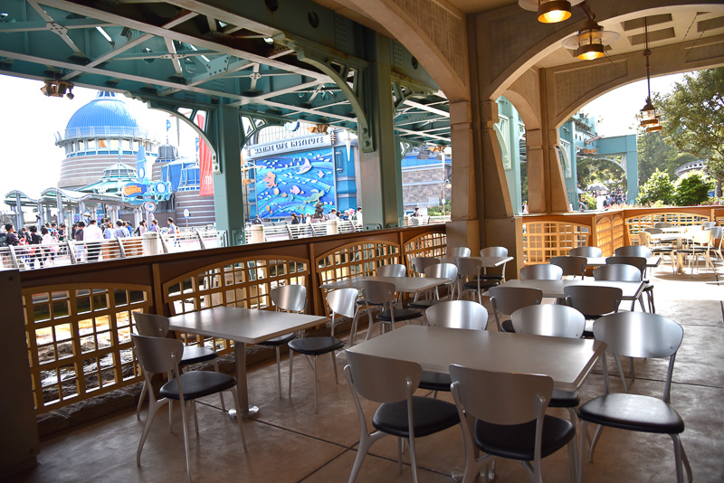 「ニモ＆フレンズ・チュロス（オレンジ）」（350円）と「ディープシー（パイナップルスムージー）」（400円）を味わえる「ホライズンベイ・レストラン」のテラス席