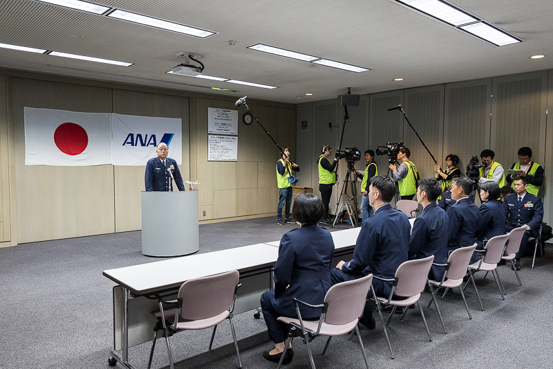 訓練を受ける5名の特別航空輸送隊 空中輸送員