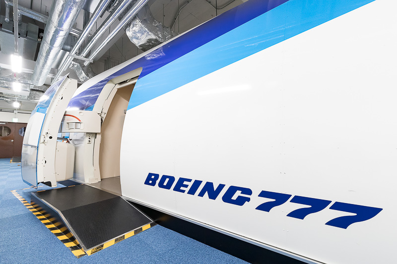 訓練用モックアップ。この訓練センターにはボーイング 777型機が2機あるという