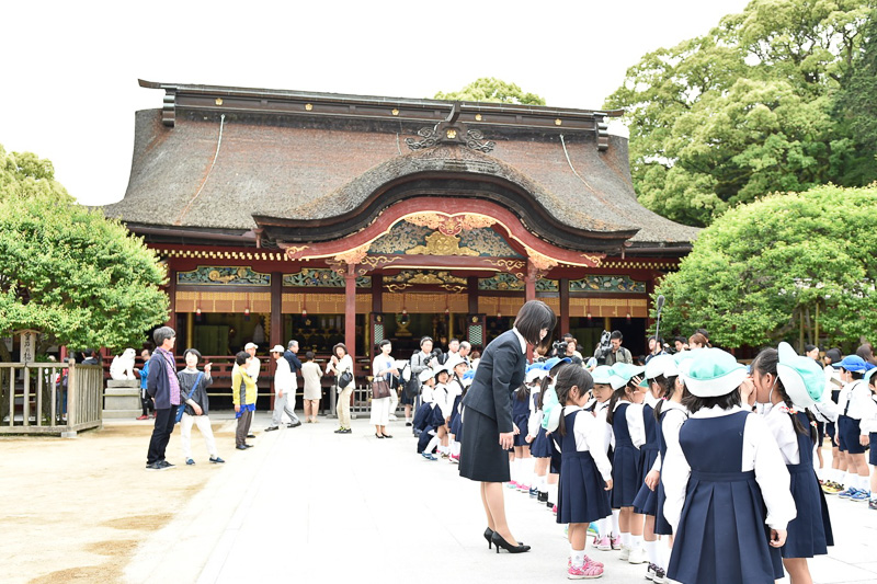 太宰府天満宮幼稚園の園児たちがすずらんの鉢植の到着を待つ