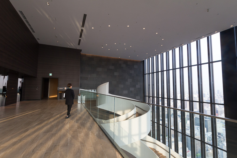 フロントロビーがある40階。エレベーターから降りると眼下には大阪の街並みが広がる