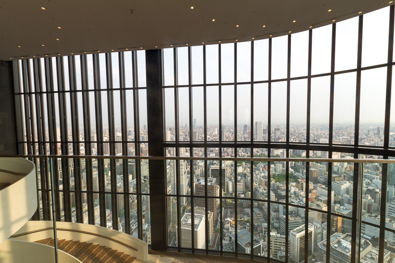 フロントロビーがある40階。エレベーターから降りると眼下には大阪の街並みが広がる