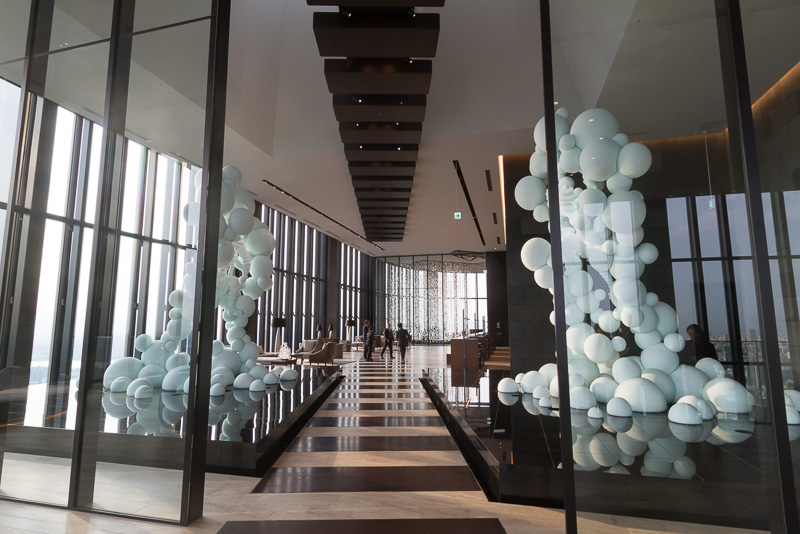 館内には多くのアート作品が展示されている。これはエントランスに飾られた彫刻家・名和晃平氏の作品「FU/Rai」で、風神と雷神をモチーフに作られたもの