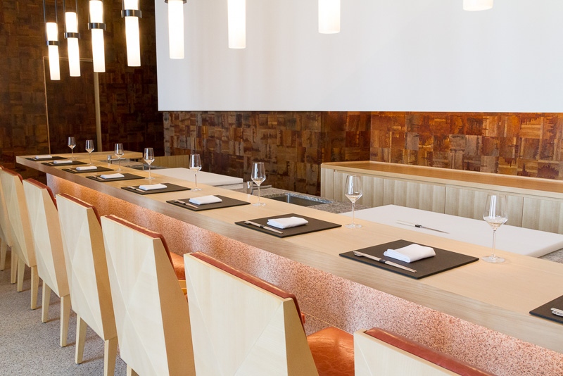 鉄板焼きや寿司を調理過程も楽しみながらいただけるカウンタータイプの「蔵 - 鉄板焼き＆寿司」