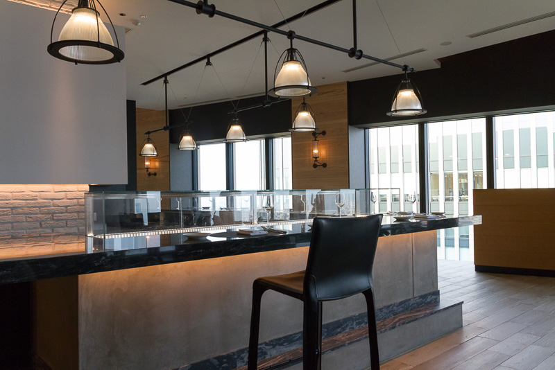 アイスケースに陳列された新鮮なシーフードを堪能できる「C：GRILL」