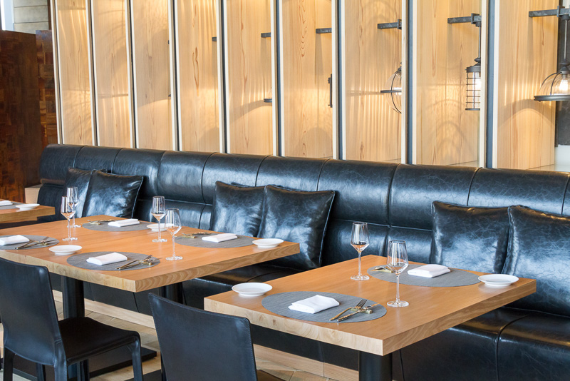 アイスケースに陳列された新鮮なシーフードを堪能できる「C：GRILL」