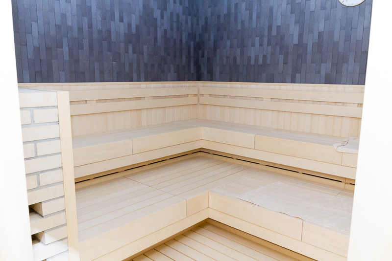 男性用のシャワールームにはジャグジーとドライサウナが用意されている