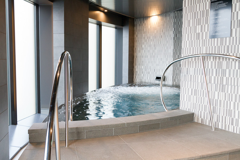 女性用のシャワールームにもジャグジーが用意されているが、サウナはミストタイプになっている