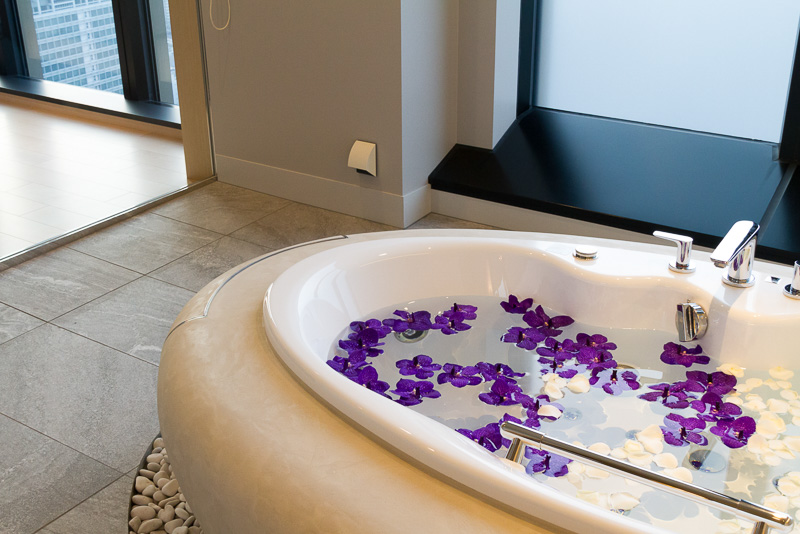 完全予約制のスパ。ベッド2台にジャグジー付きのカップルスイートもある