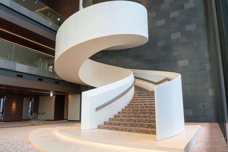 40階から38階へと続くらせん階段を降りると、クローク前には広々としたビューポイントがある