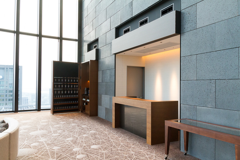 40階から38階へと続くらせん階段を降りると、クローク前には広々としたビューポイントがある