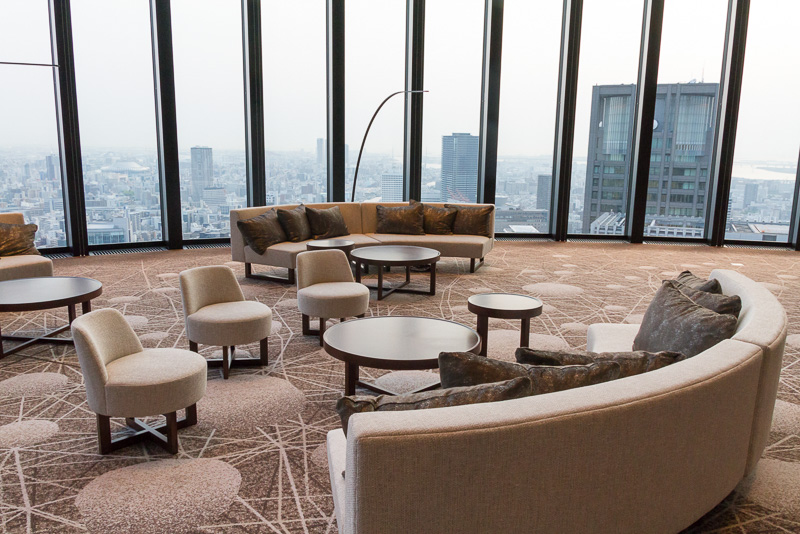 40階から38階へと続くらせん階段を降りると、クローク前には広々としたビューポイントがある