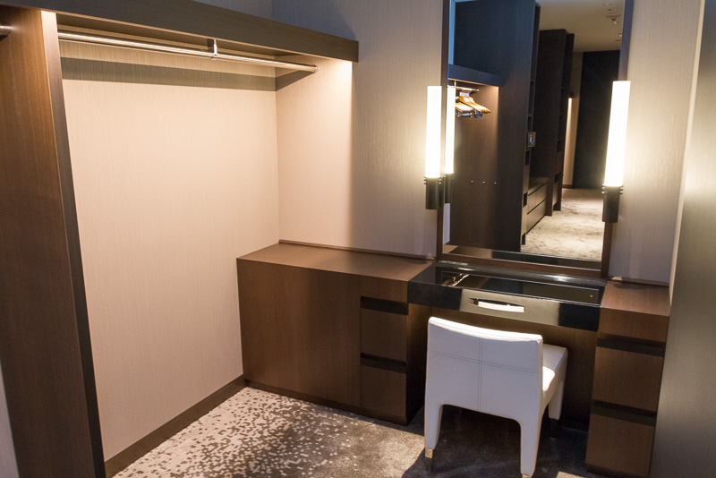 広々としたベッドルームにはドレッサーが設置されたウォークインクローゼットが備わっており、39階から眺める外の景色も最高