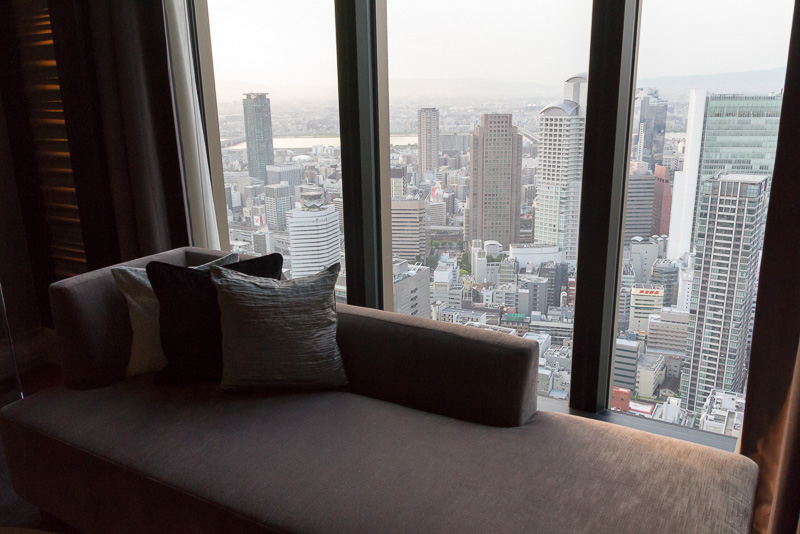 広々としたベッドルームにはドレッサーが設置されたウォークインクローゼットが備わっており、39階から眺める外の景色も最高