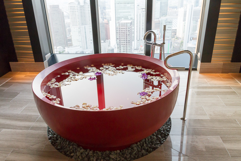 バスルームには漆塗りの真紅の浴槽があり、この部屋の特別感を醸し出している。すぐそばの窓からシティビューを眺めながら過ごすバスタイムは至福の時間を提供してくれることだろう