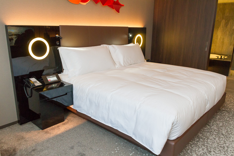 スタンダードとはいえ、49型のプラズマテレビにSerta製の高級大型ベッド、抜群の眺望が贅沢な時間を約束してくれる