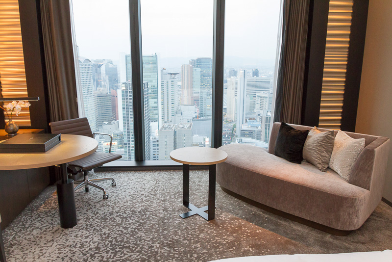 スタンダードとはいえ、49型のプラズマテレビにSerta製の高級大型ベッド、抜群の眺望が贅沢な時間を約束してくれる