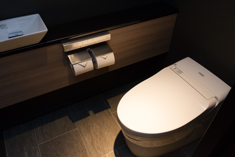 入り口脇にあるトイレも高級感が漂う内装になっている