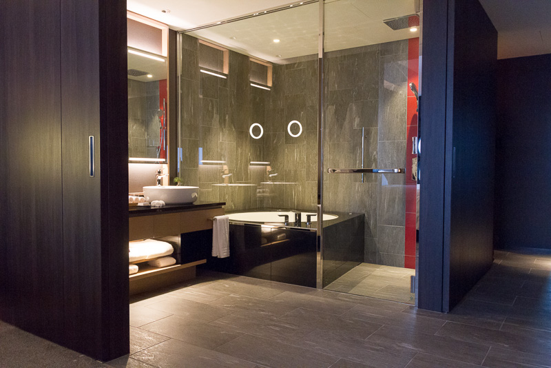 バスルームは引き戸を出すことでベッドルームと分けることができる