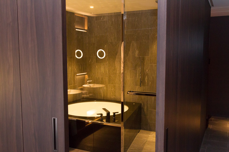 バスルームは引き戸を出すことでベッドルームと分けることができる