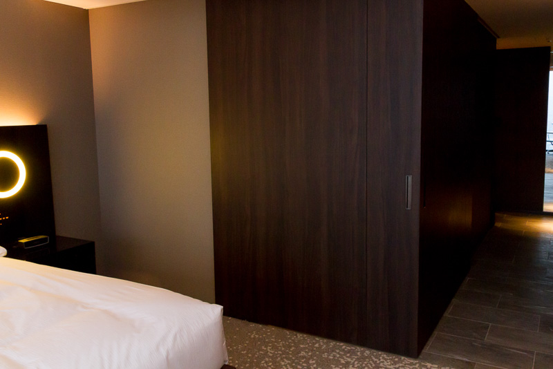 バスルームは引き戸を出すことでベッドルームと分けることができる