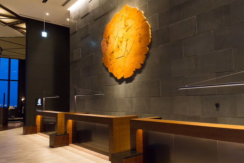 フロントロビーにあるブレント・コマ―氏の作品「Vein」。水脈を木で表現したもの