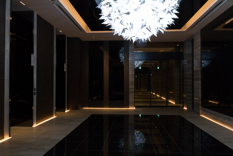 松尾高弘氏の作品で、1階エレベーターホールにある「Prism Chandelier」。虹色にキラキラと輝くシャンデリアがゲストを出迎える