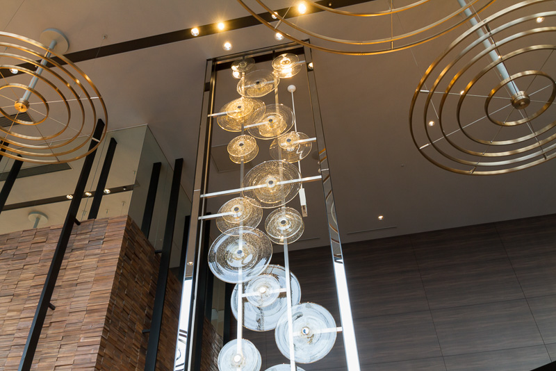 アトモス・ダイニングに飾られた西川慎氏の作品「水紋」。レストラン名にちなみ、水面に浮かび上がる水紋を鋳造ガラスや金属で表現したもの