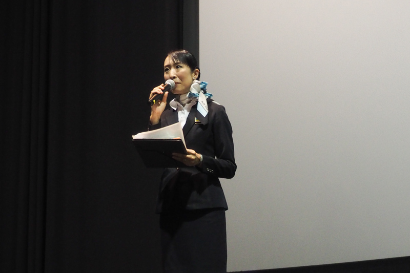 AIR DOのCA（客室乗務員）が司会進行を担当。機内アナウンスを模した形で進められた