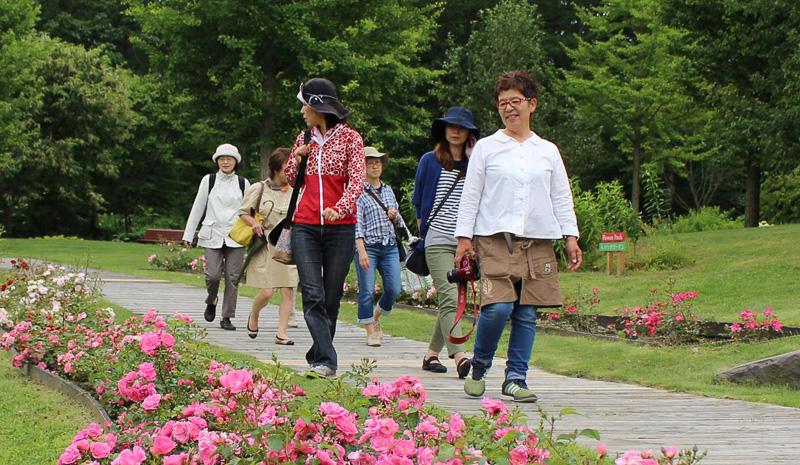 ガーデンデザイナー梅木あゆみ氏が園内をガイドする