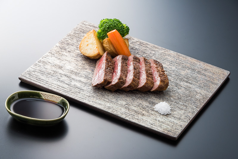 栃木県産牛ロースのステーキ（写真提供：ANA）