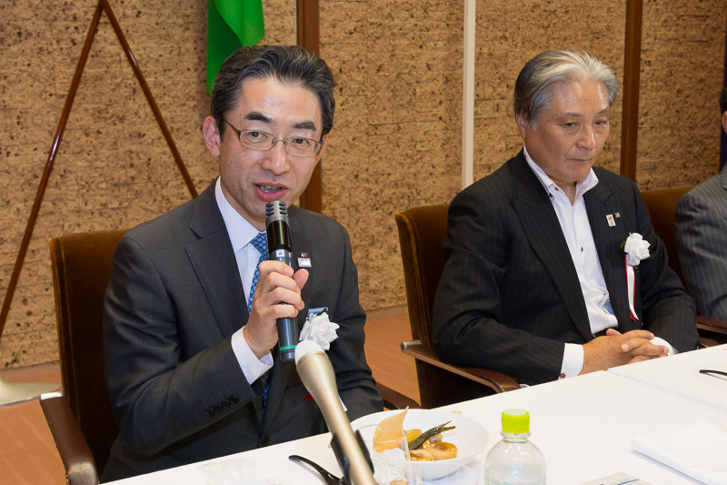 「栃木県産牛ばら肉の干瓢柔らか煮」と「ANAオリジナルパフェ 北関東 栃木」を列席者が試食。栃木県知事 福田氏はパフェについて「那須高原の台地で育った牛が美味しいミルクを出してくれて、それが日本一のいちご『とちおとめ』と一体になって口の中で爆発している」とコメント。ANA社長 平子氏は「かんぴょうにしっかりと牛肉の味が染み込んで大変美味しい。こんなに美味しいかんぴょうと牛肉のコラボレーションは初めて」とコメントした