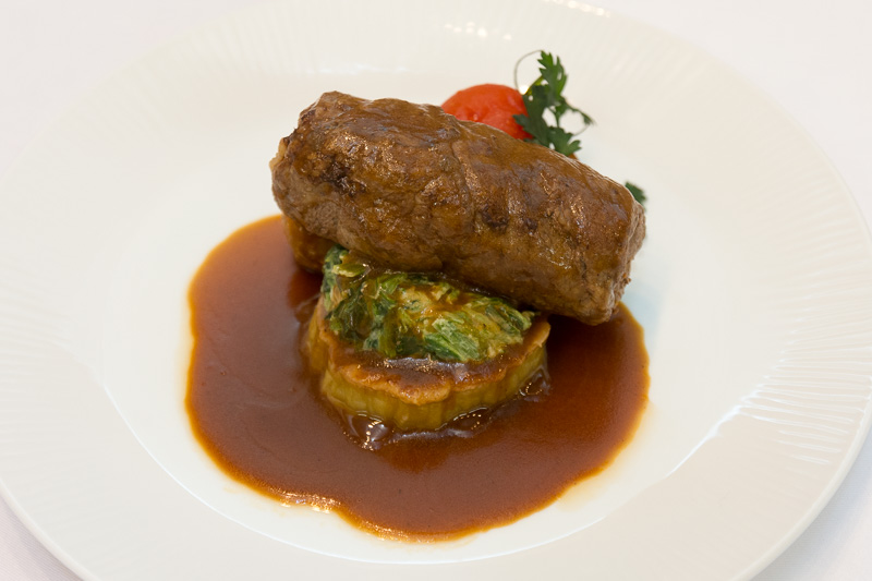 宇都宮クラフトビール黒ビールで煮込んだ和牛のロールとその煮込みソース