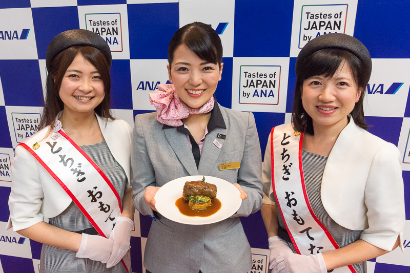写真中央のCAは栃木県に縁があり、発表会では司会を務めた。写真左は機内放映プログラムのガイドを務めた、とちぎおもてなしメイツ 日ヶ久保真依氏、写真右は同じくとちぎおもてなしメイツ 鎗田景子氏
