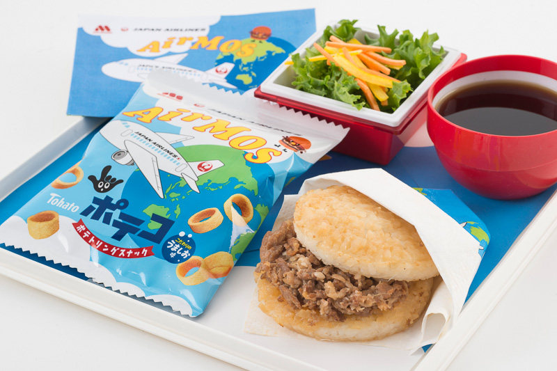 JALは、6月1日から国際線欧米豪方面路線の機内食として「AIR MOS 焼肉ライスバーガー」を提供する