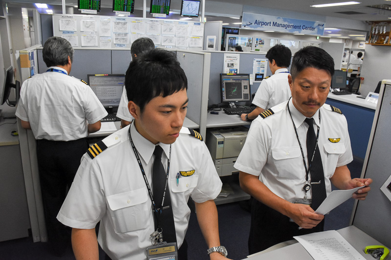 フライト前のブリーフィングの様子