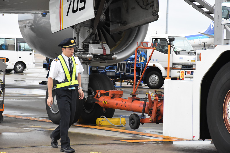 中川氏が機体の外観チェックを開始