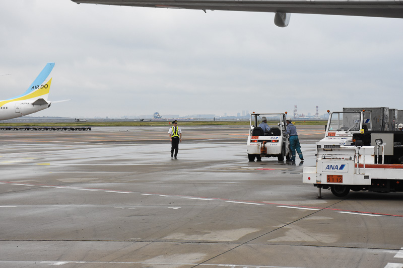 機体の端から端まで目視して歩く