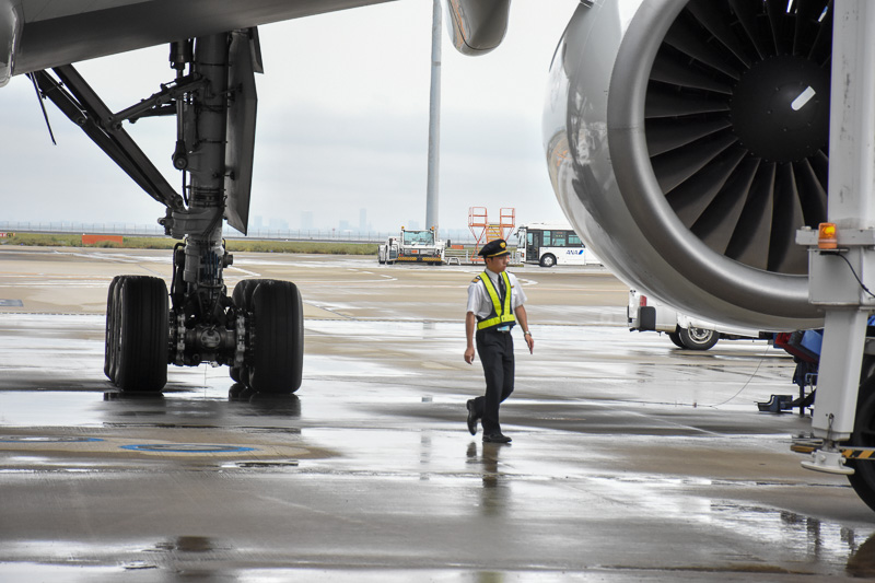機体の端から端まで目視して歩く